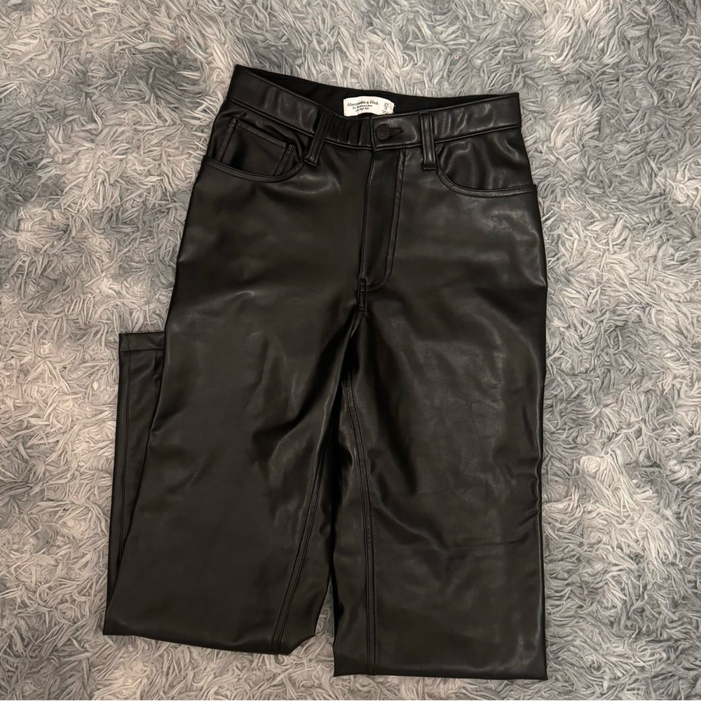 Abercrombie 90’s Relaxed Leather pants